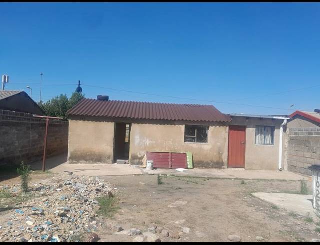 2 BEDROOM HOUSE FOR SALE IN MOFOLO CENTRAL
